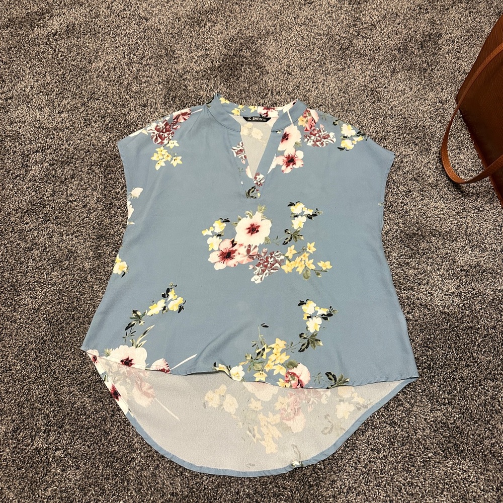 Work blouse size small! Great for spring